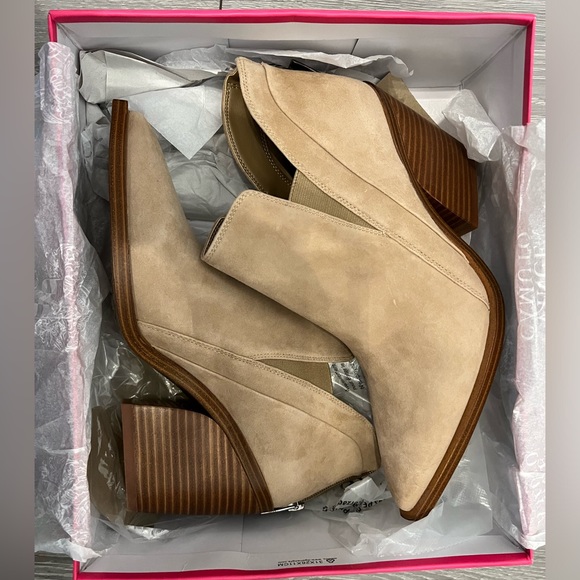 BRAND NEW IN BOX - Vince Camuto Gradina Block Heel Bootie in Brown, size 9.5 - Picture 2 of 5